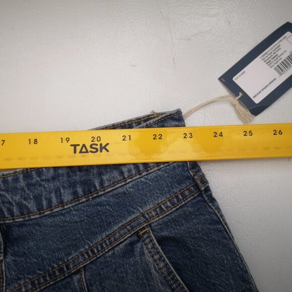 NWT Universal Thread Ladies Size 24W Medium Wash High Rise A-line Jean Shorts - Picture 14 of 16